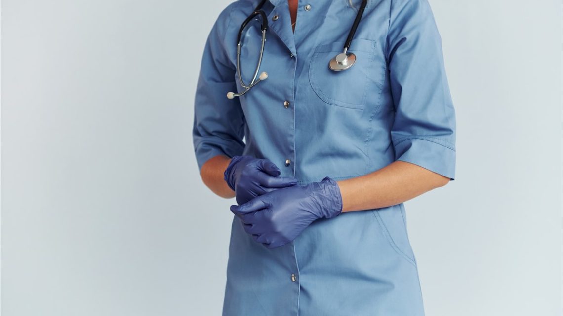 Choisir sa blouse médicale : les critères de confort et d’hygiène