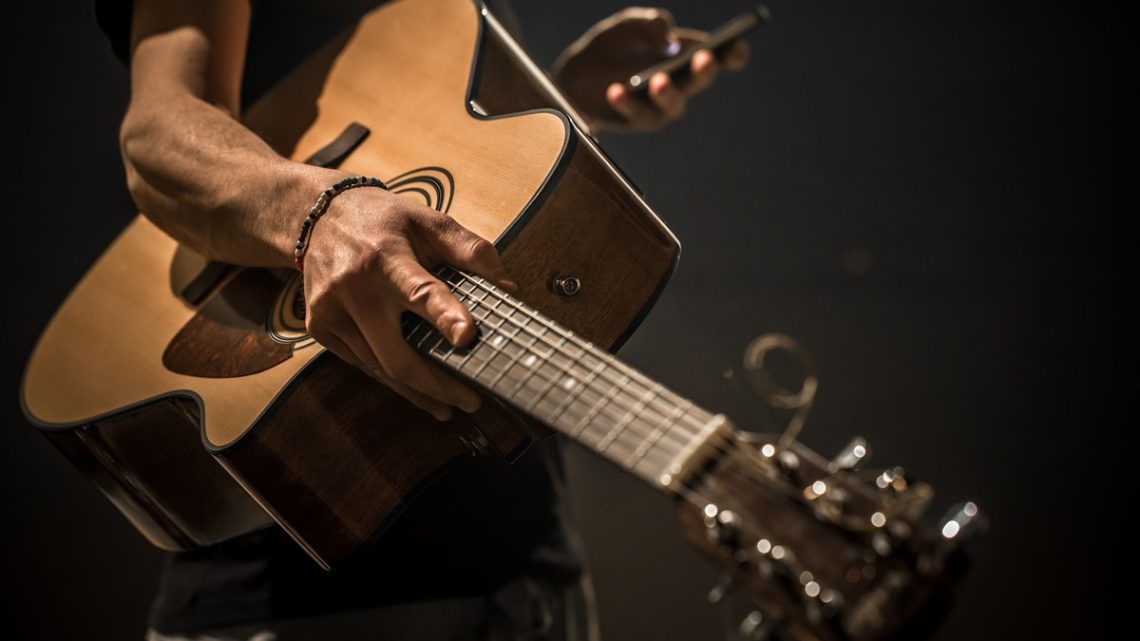 Coût d’une guitare acoustique : Budget à prévoir