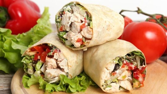 Préparation allégée : réaliser un wrap au poulet santé et faible en calories